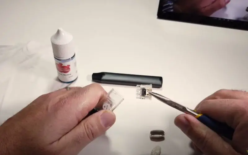 How To Open A Vuse Pod: 5 Steps To Achieve The Aussie Guide accessing the inner chamber open Vuse podv