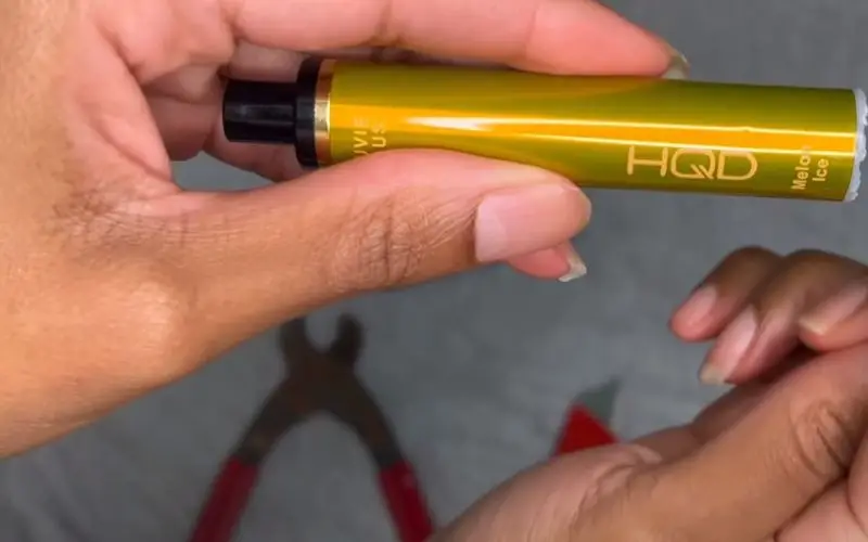How To Open A HQD Vape: Remove The Mouthpiece