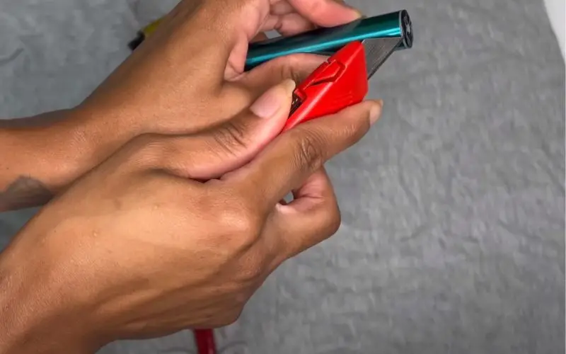 How To Open A HQD Vape: Slowly Pry Open The Device