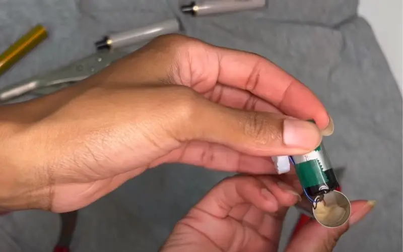 How To Open A HQD Vape: Take Off The Atomizer And Battery
